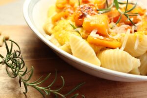 Pasta mit Kürbissoße und Rosmarin