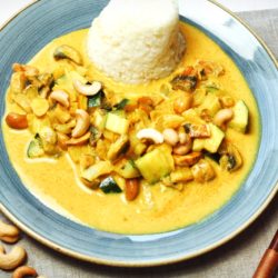 Gelbes Kokos Curry mit Cashew-Kernen