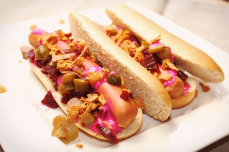 Vegetarische Hotdogs mit Rotebeete-Mayo