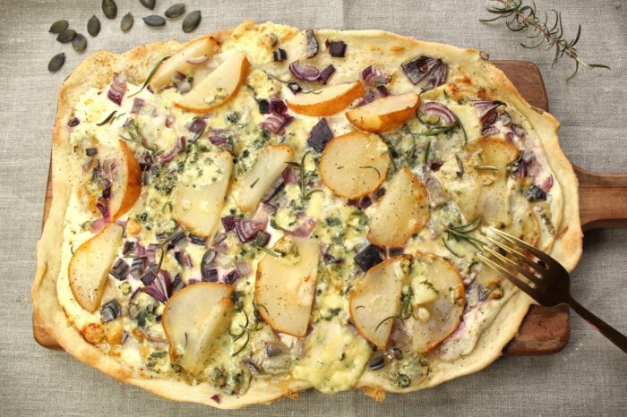 Flammkuchen mit Birne und Gorgonzola