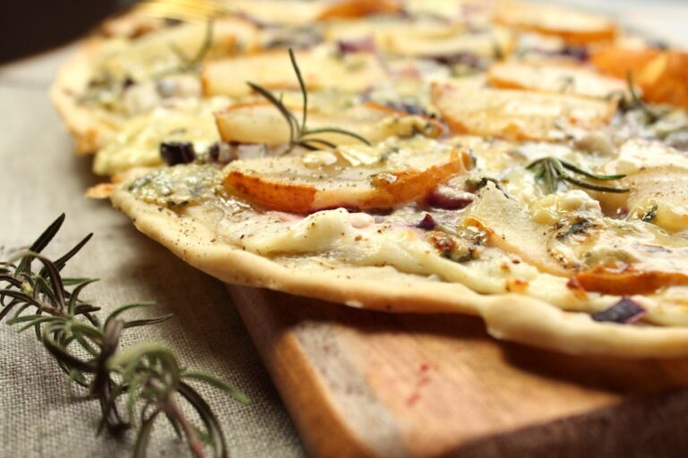 Flammkuchen mit Birne und Gorgonzola