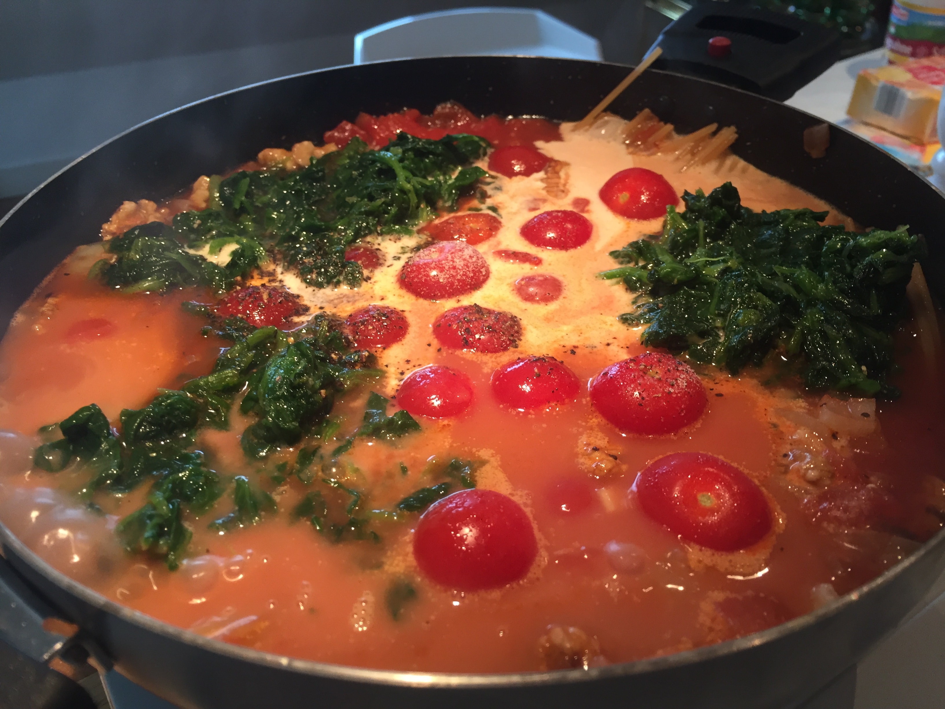 Onepot Pasta mit Spinat und Cocktail Tomaten und Sahne