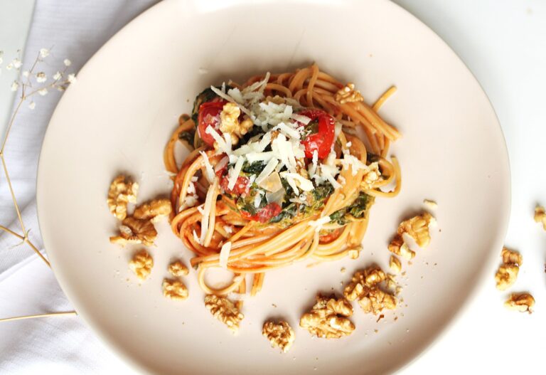 Cremige One pot Pasta mit Spinat und Tomaten