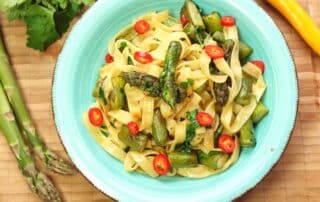 Tagliatelle mit grünem Spargel und Knoblauch und Petersilie