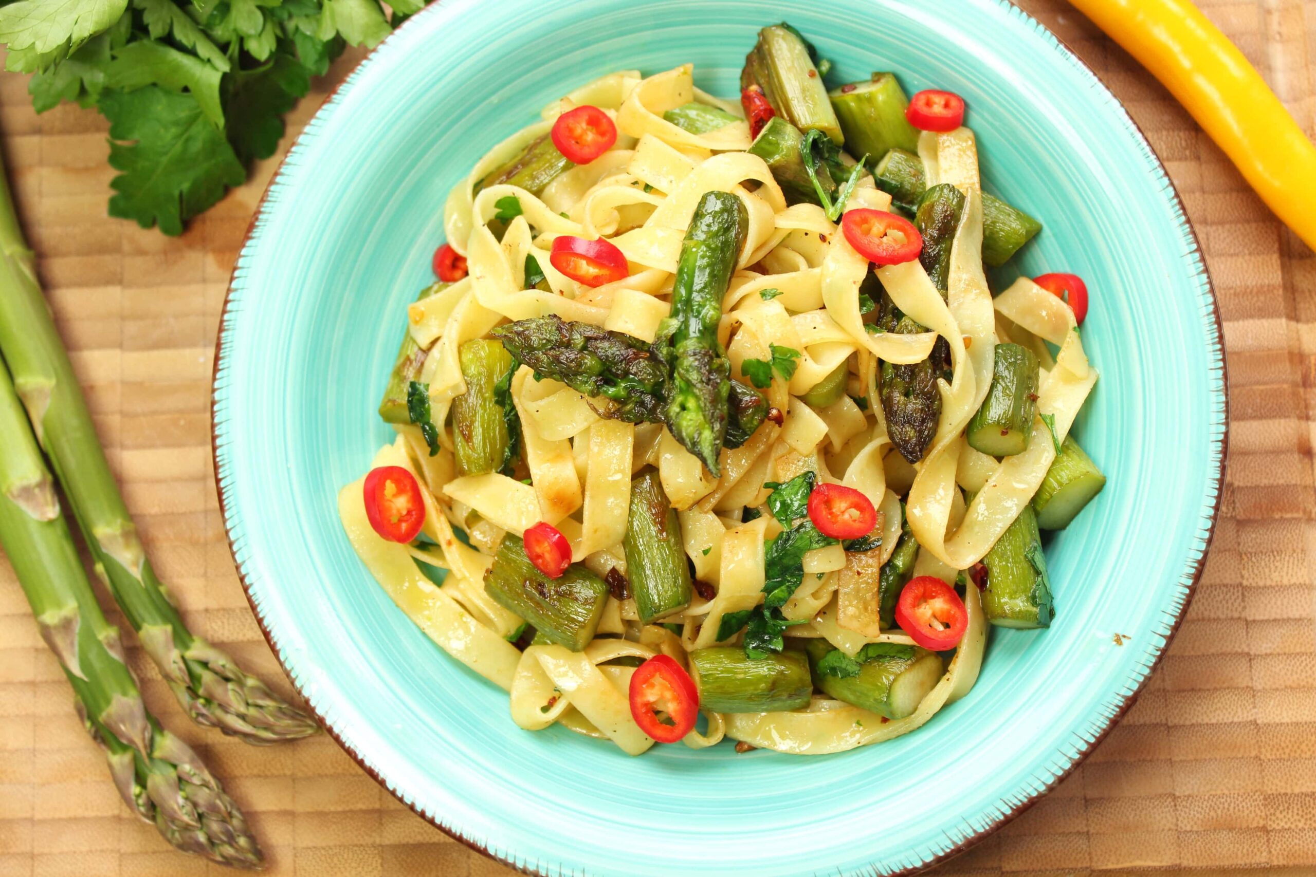 Tagliatelle mit grünem Spargel und Knoblauch und Petersilie