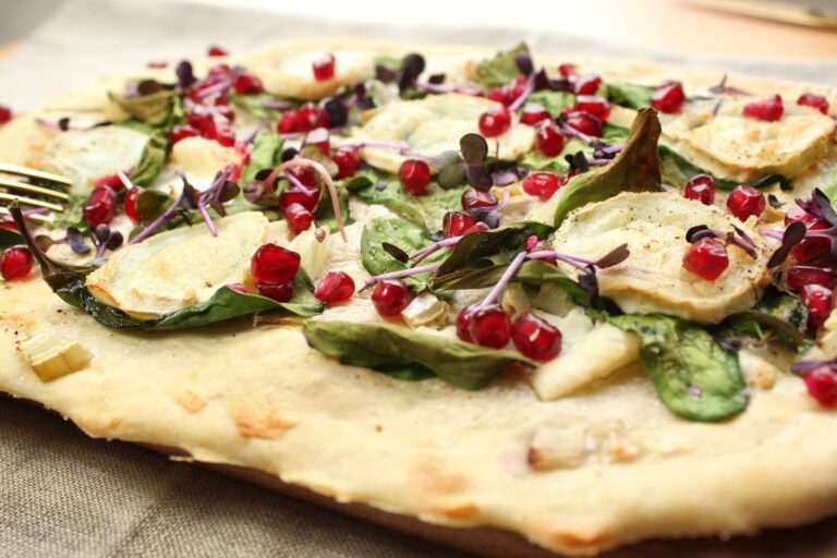 Flammkuchen mit Ziegenkäse und Granatapfel