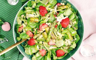 Feldsalat mit grünem Spargel und Erdbeeren