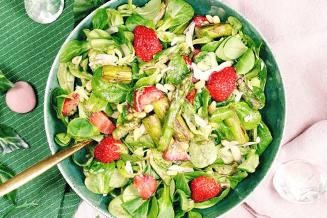 Feldsalat mit grünem Spargel und Erdbeeren