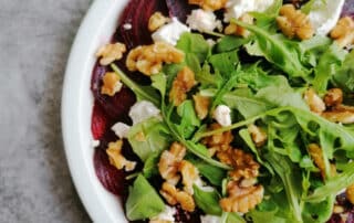 Rotebeete Carpaccio mit Walnüssen, Ziegenkäse und Rucola