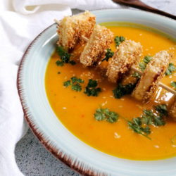 Gesunde Kürbissuppe mit Kokosmilch & Käse-Sesam Spieß