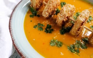 Kürbissuppe mit Käse-Sesam-Spieß