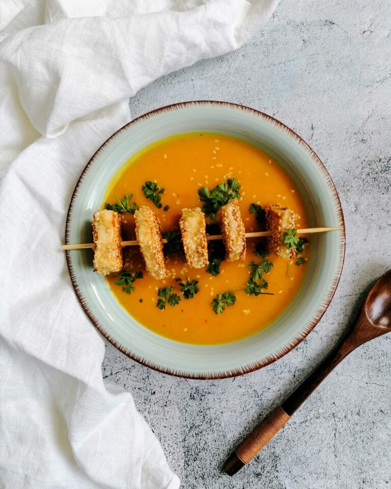 Gesunde Kürbissuppe mit Kokosmilch & Käse-Sesam Spieß