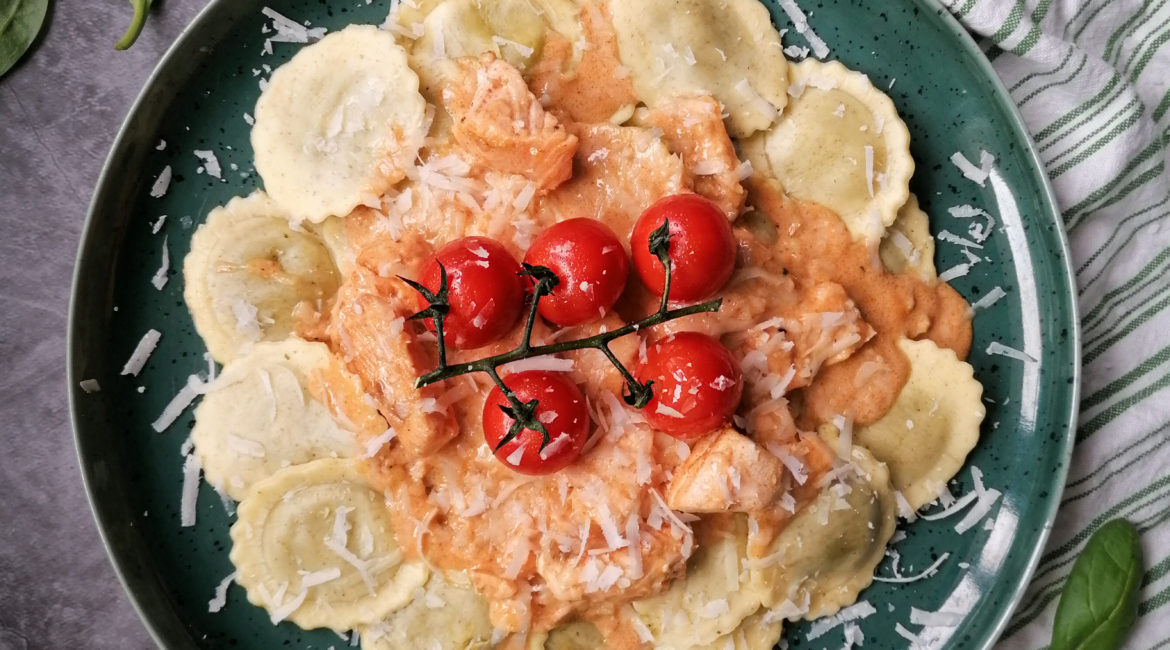 Ravioli mit Lachs-Parmesan-Soße