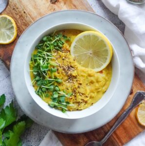 Gelbes Linsen Zitronen Curry vegetarisch