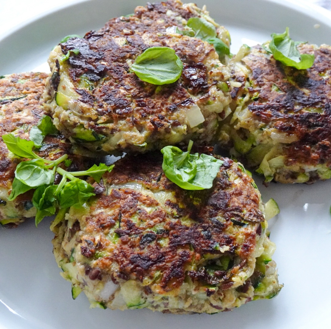 Einfache Zucchinipuffer mit Haferflocken – Jetzt zubereiten