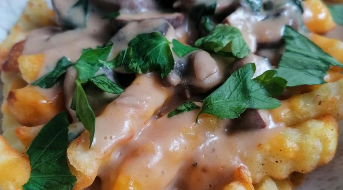Kanadische Pommes mit Pilzrahm