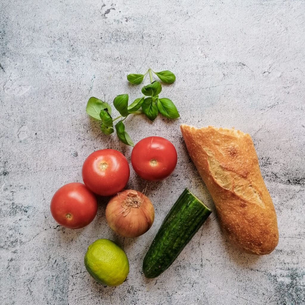 Schneller Brotsalat mit Tomaten und Gurke | 15 Minuten Rezept