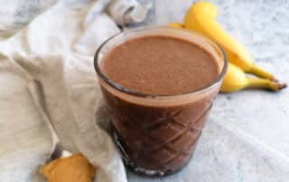 Gesunder Schoko Smoothie mit Banane und Erdnussbutter