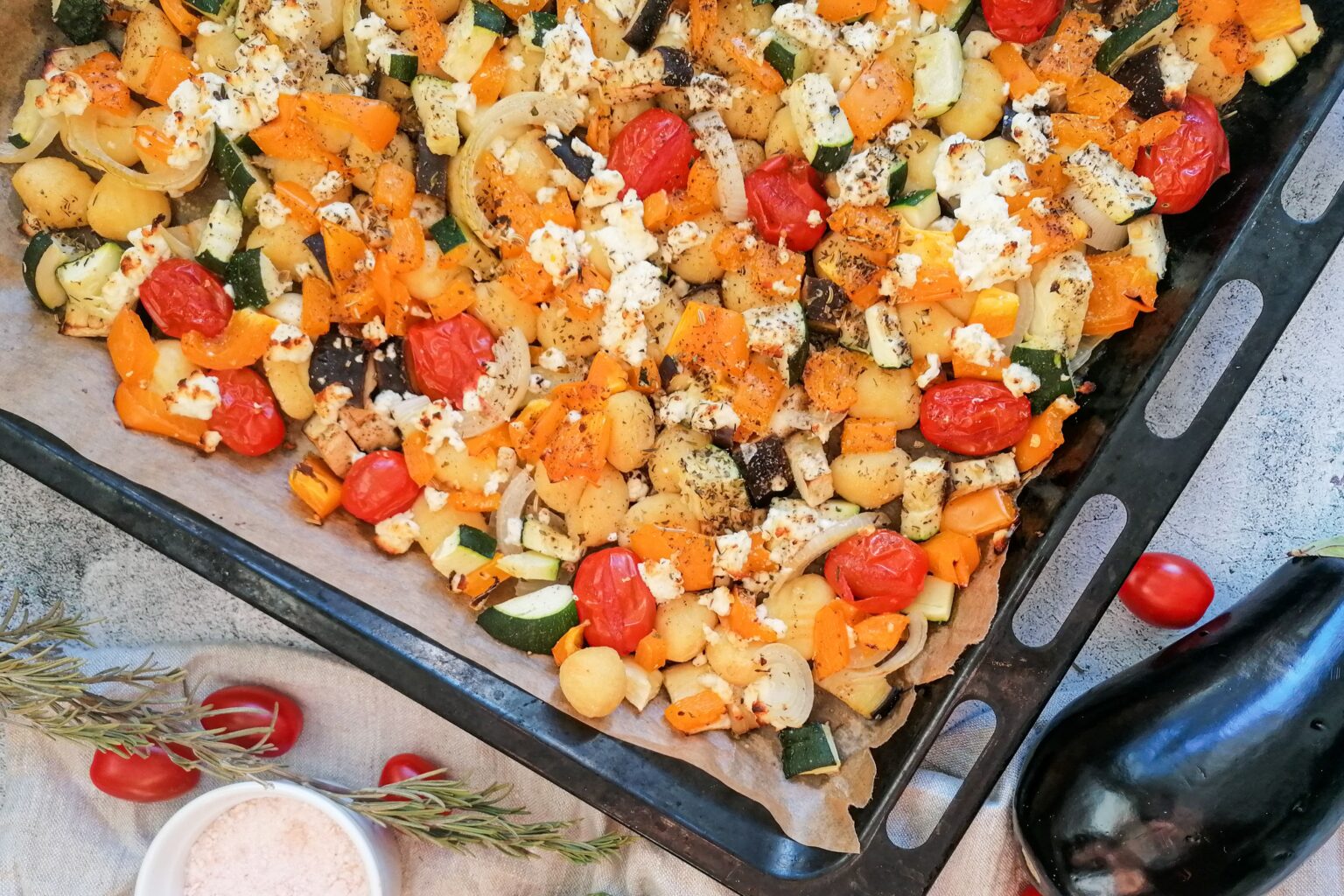 Gnocchi vom Blech mit Gemüse und Schafskäse – vegetarisch