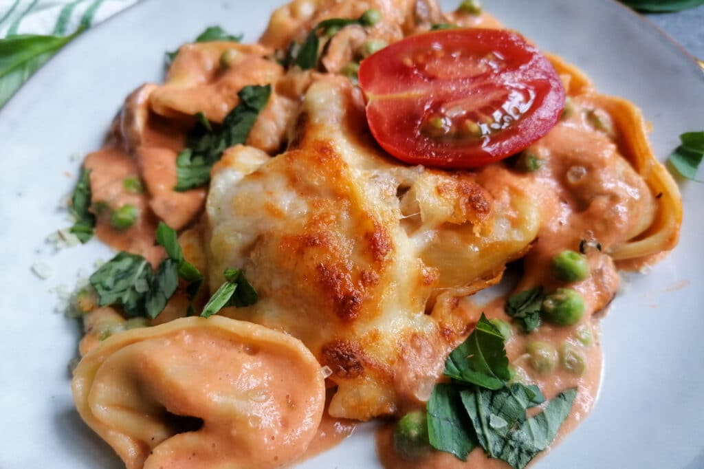 Tortellini in Tomaten-Sahne-Soße überbacken – vegetarisches Rezept
