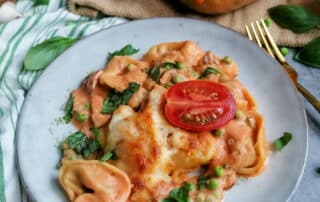 Tortellini Auflauf mit Tomaten-Sahnesoße | einfaches Rezept