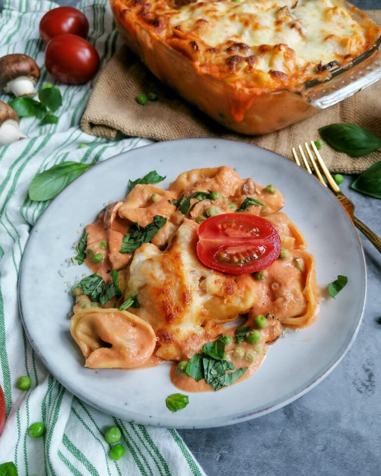 Tortellini Auflauf mit Tomaten-Sahnesoße | einfaches Rezept