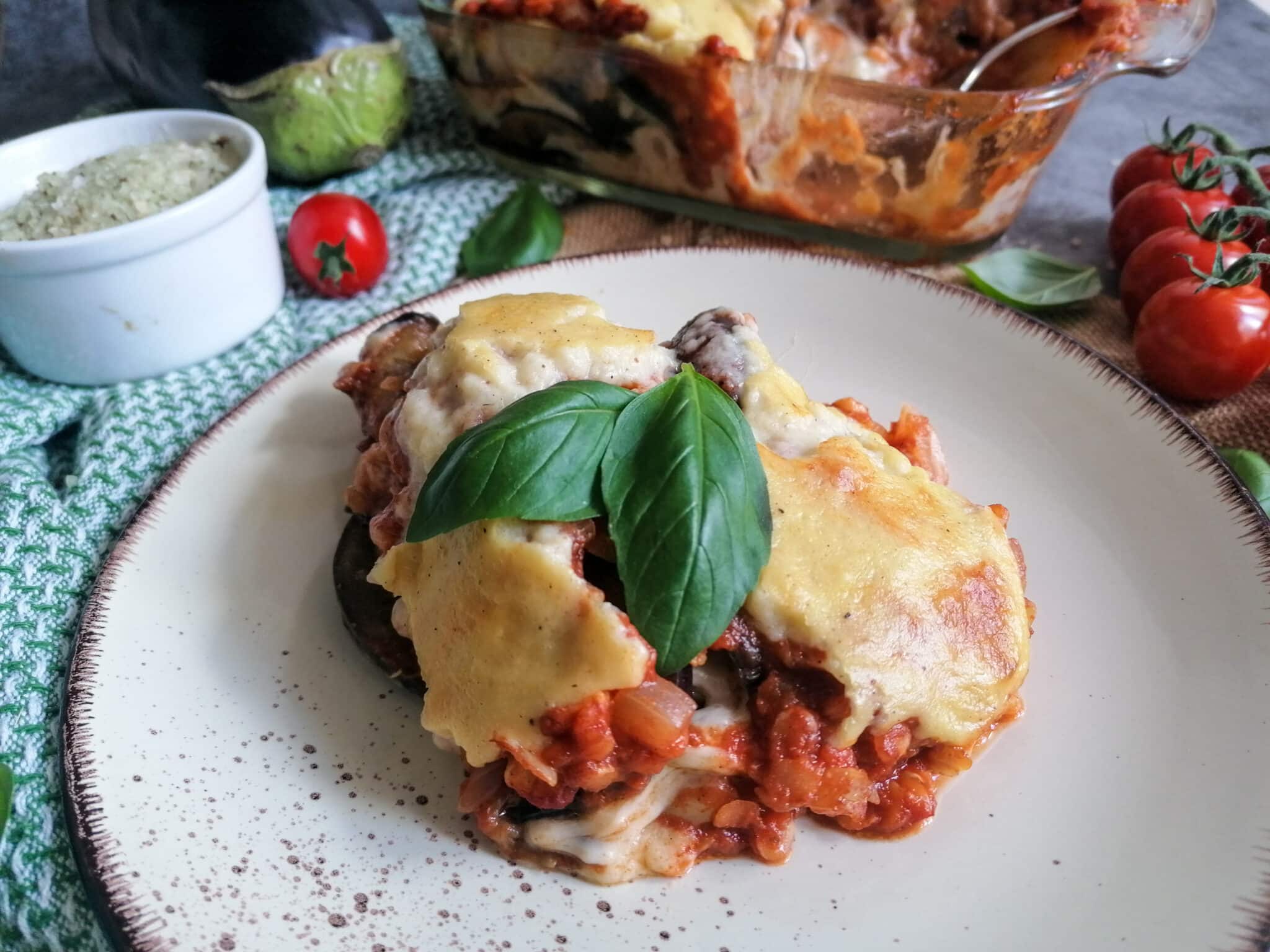 Einfaches Rezept für vegetarische Moussaka mit roten Linsen - Genuss ...