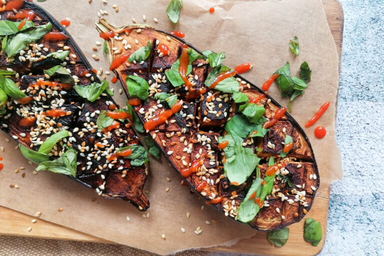 Asiatische gegrillte Aubergine mit Sesam aus dem Ofen