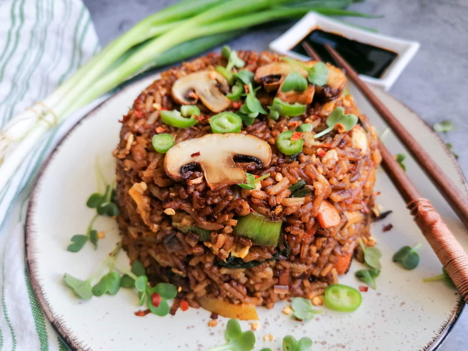 Gebratener Reis mit Gemüse und Ei chinesische Art