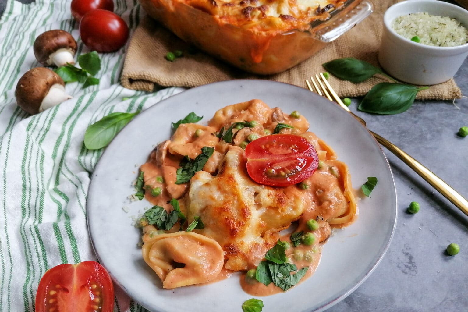 Tortellini in Tomaten-Sahne-Soße überbacken – vegetarisches Rezept ...