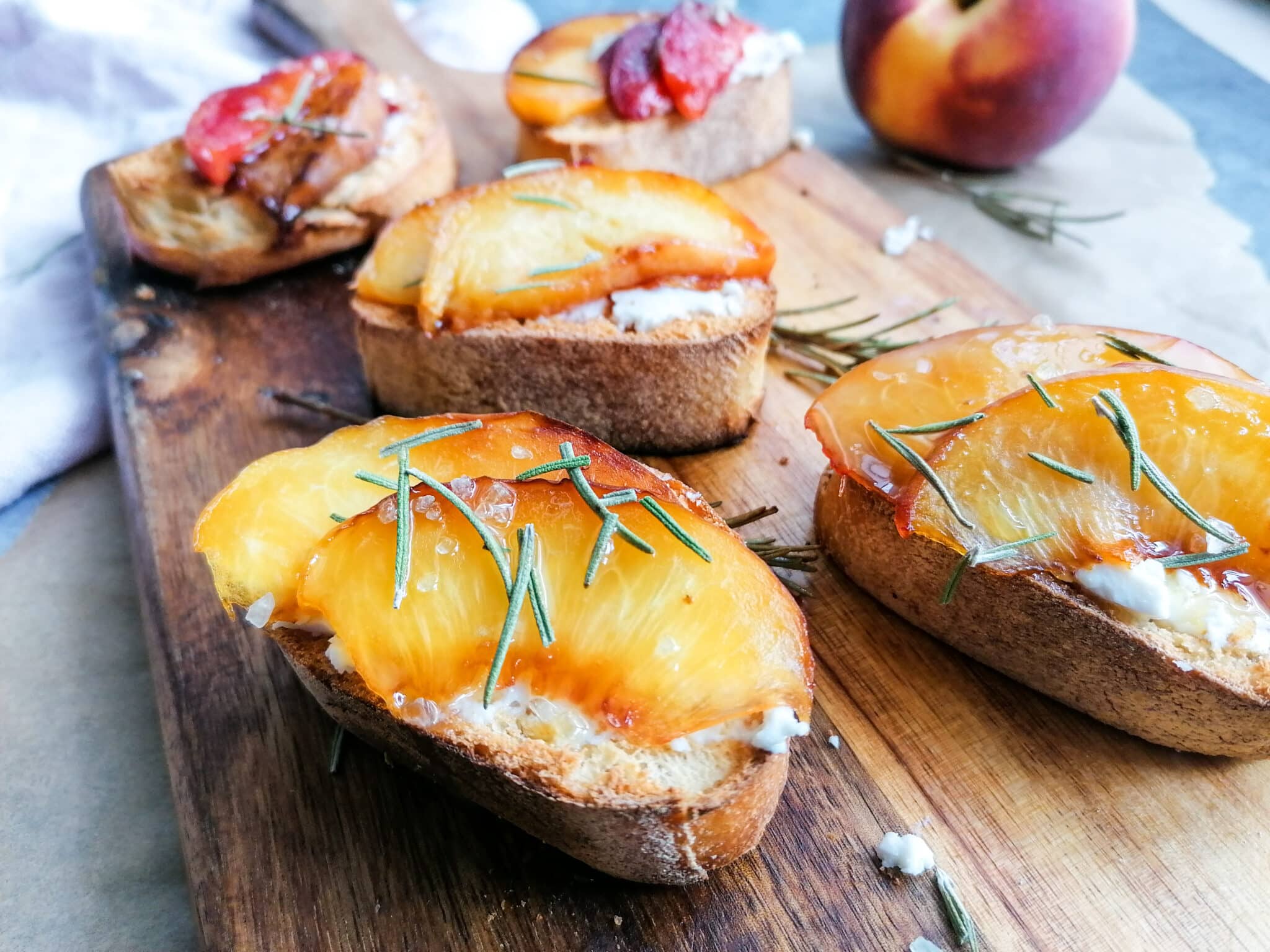 Crostini mit Ziegenfrischkäse und gegrilltem Pfirisch - Genuss des ...