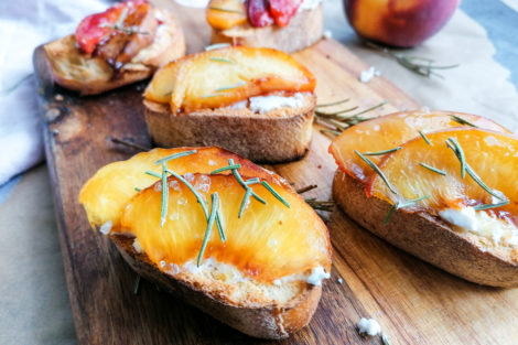 Crostini mit Ziegenfrischkäse und Pfirsich