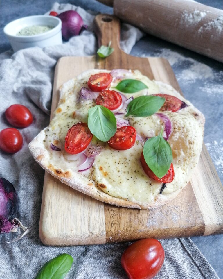 Flammkuchen mit Tomate und Mozzarella