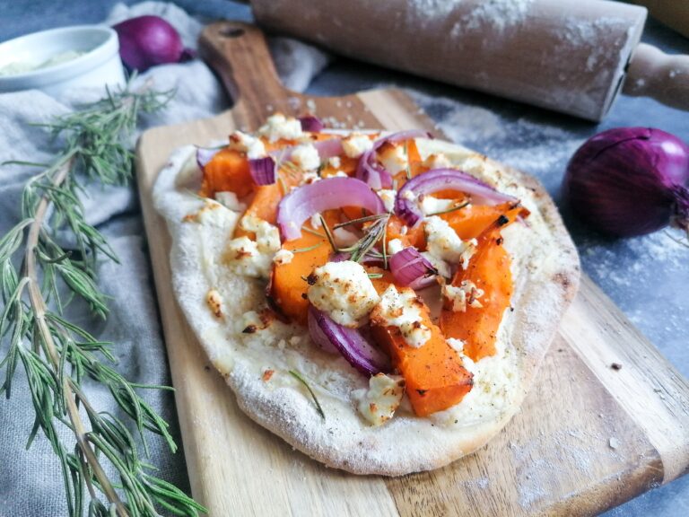 Flammkuchen mit Kürbis und Feta