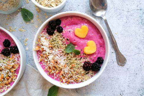 Pink Pittaya Smoothie Bowl mit Sprossen