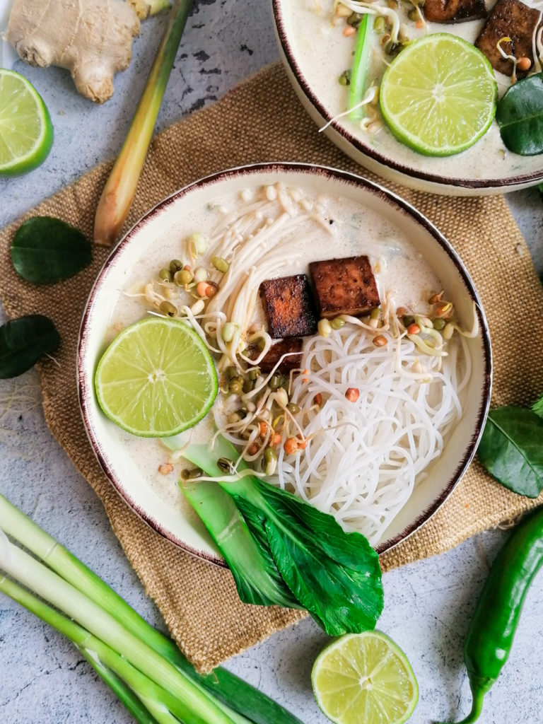 Asiatische Suppe mit Kokosmilch und Zitronengras