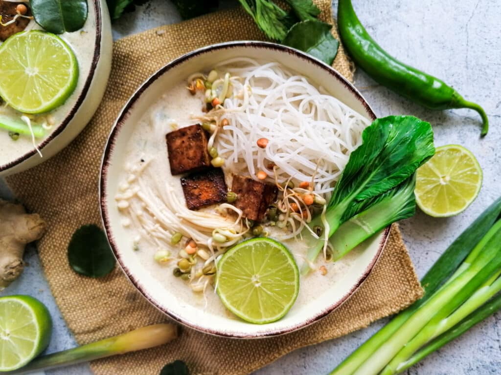 Asiatische Suppe mit Kokosmilch und Zitronengras - Tom Kha Gai vegetarisch