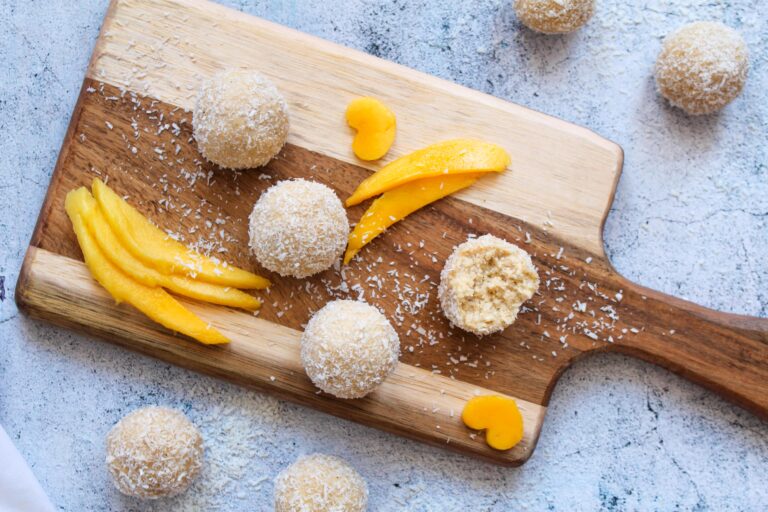 Vegane Kokos Energy Balls mit Mango (Raffaello)
