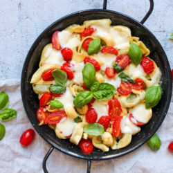 Tortellini mit Tomaten und Mozzarella