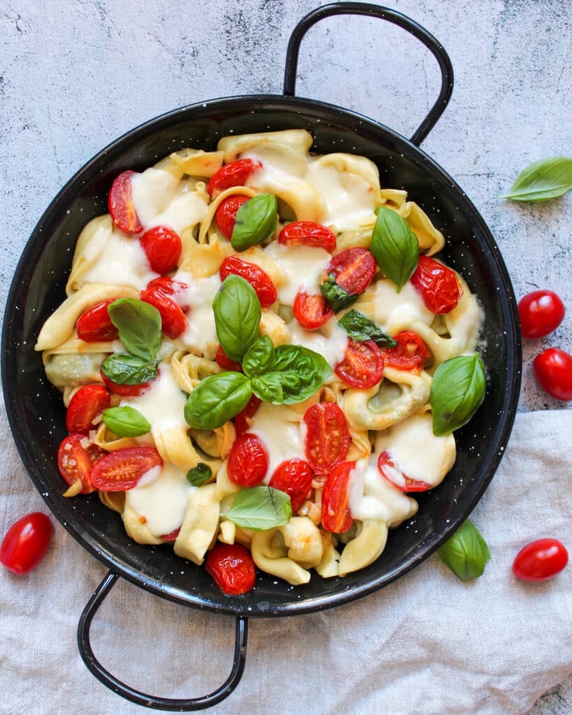 Tortellini mit Tomaten und Mozzarella