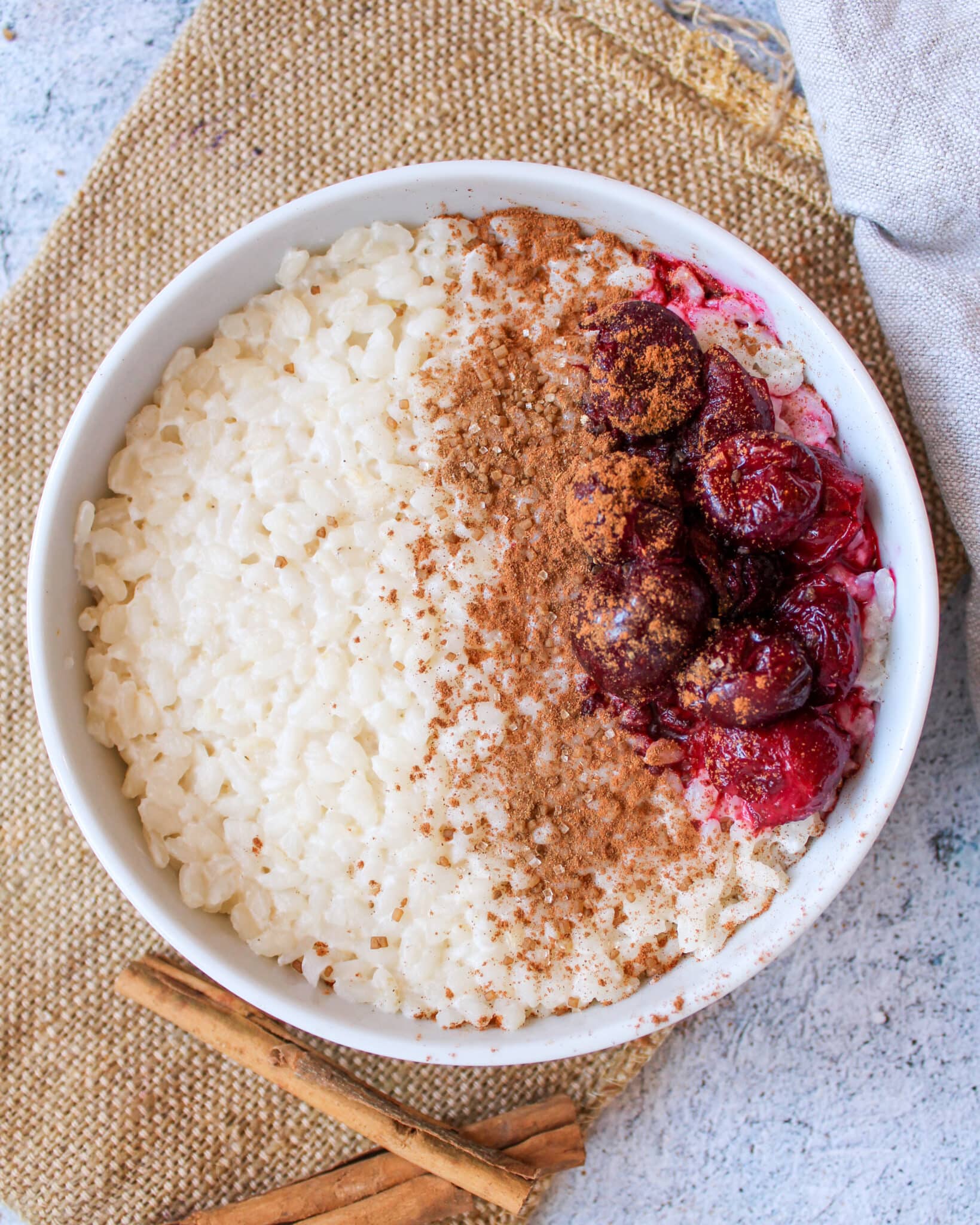 Veganer Milchreis mit Kokosmilch und Kirschen