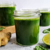 Grüner detox Saft mit Kohl, Spinat und Zitrone