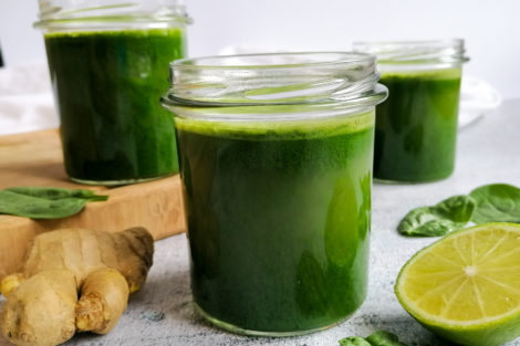 Grüner detox Saft mit Kohl, Spinat und Zitrone