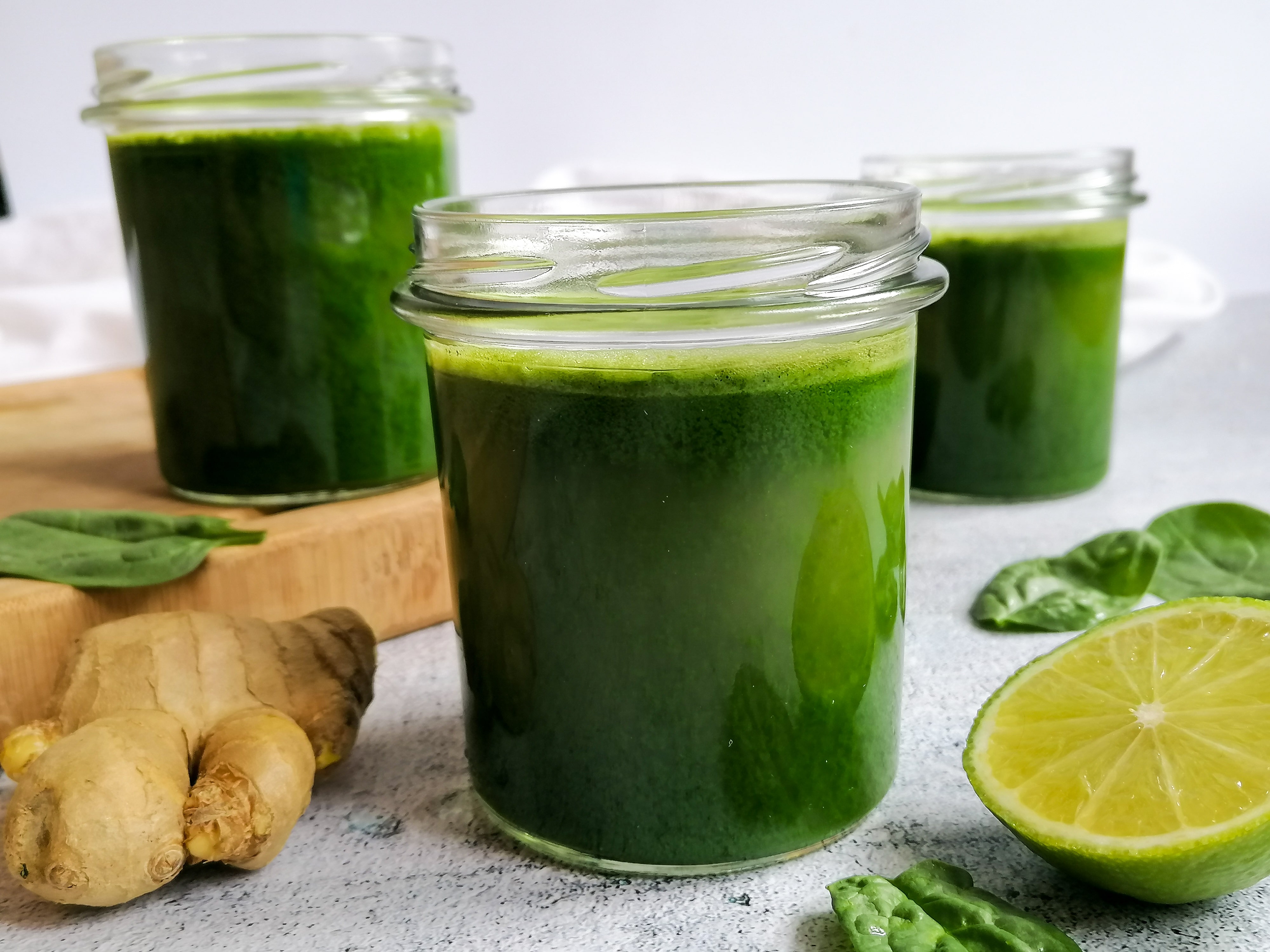 Grüner detox Saft mit Kohl, Spinat und Zitrone