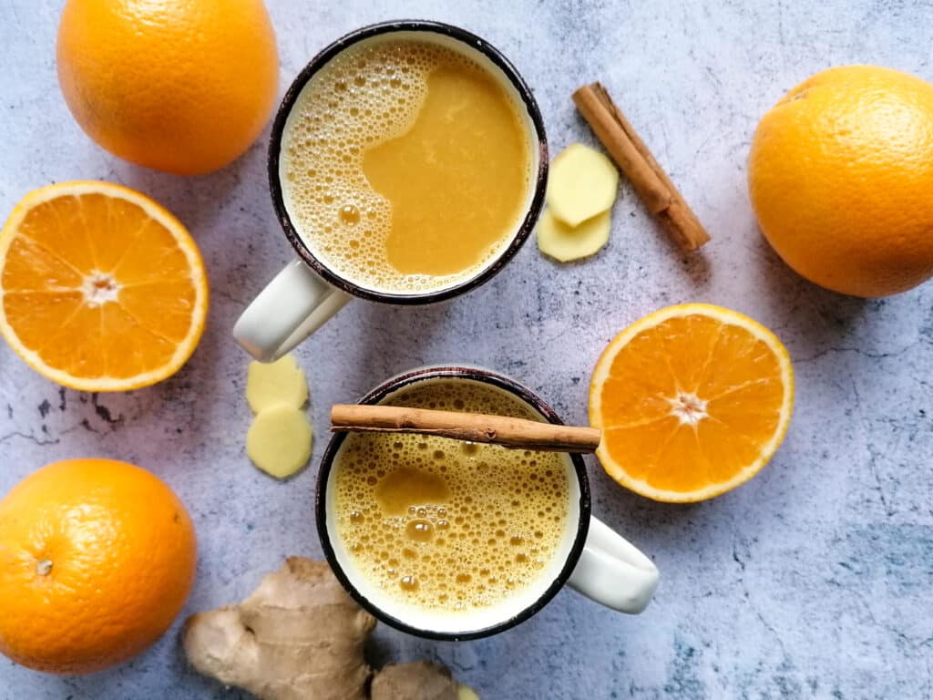 Winterpunsch mit Zimt, Apfelsaft und Orangensaft