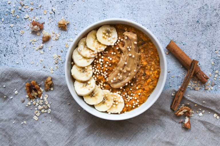 Kürbis Porridge mit Mandelmus und Banane