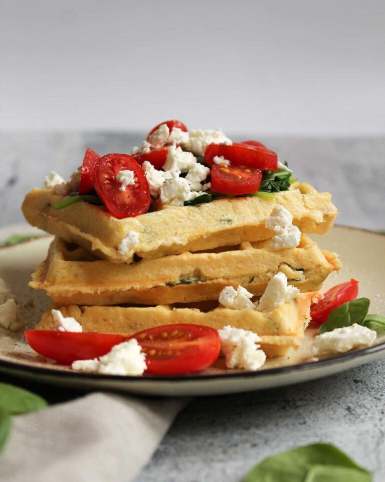 Deftige Low Carb Waffeln mit Mandelmehl und Feta