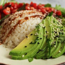 Gesunde Bowl mit Avocado und Reis