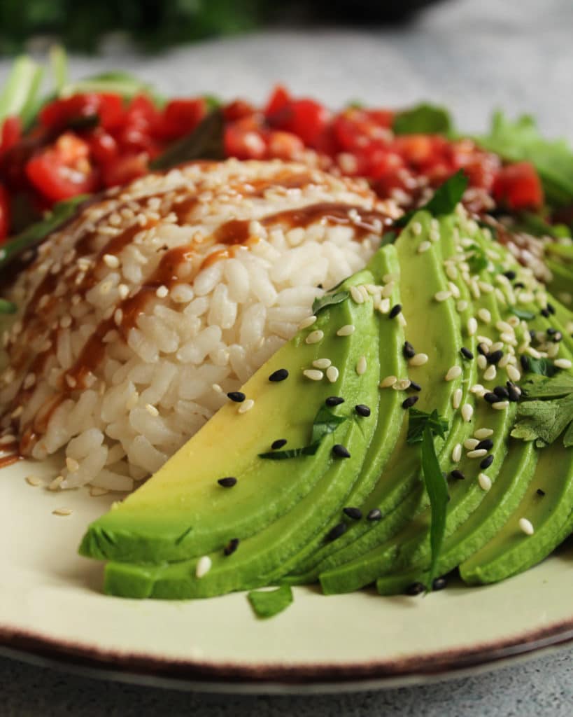 Gesunde Bowl mit Avocado und Reis