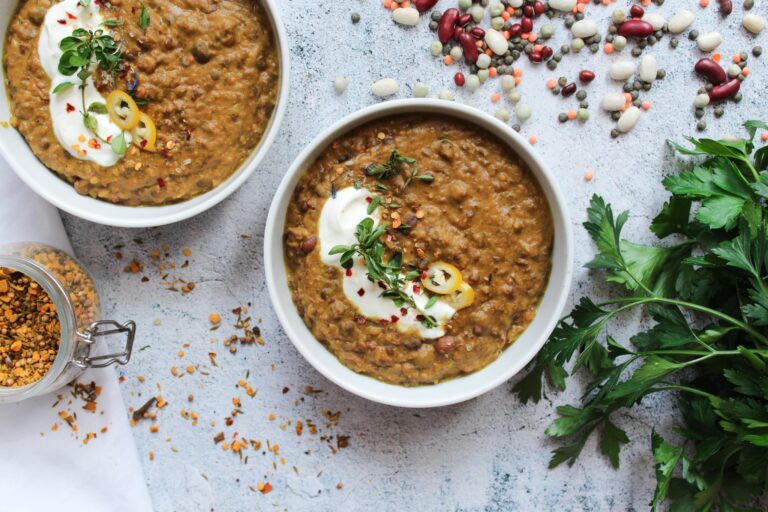 Indisches Dal aus Hülsenfrüchten und Kokosmilch